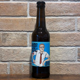 Bouteille Mister Sexapils Pilsner 33cl à 5 % de Ouest Coast Brewery, devant un mur de briques