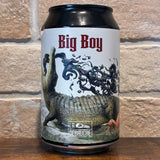 Canette Big Boy de La Débauche photographiée devant un mur de briques.