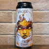 Canette Lager de La Débauche photographiée devant un mur de briques.