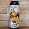 Canette Lager de La Débauche photographiée devant un mur de briques.