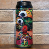 Canette NEIPA de La Débauche photographiée devant un mur de briques.