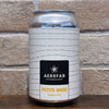 Canette Petite Brise Session IPA 33 cl d’AERoFAB, photographiée de face sur fond de briques