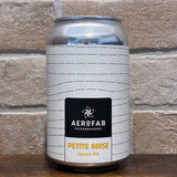 Canette Petite Brise Session IPA 33 cl d’AERoFAB, photographiée de face sur fond de briques