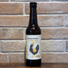 Bouteille American Pale Ale bio Soma 33 cl à 5,3 %, étiquette à la poule devant un mur de briques