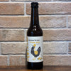 Bouteille American Pale Ale bio Soma 33 cl à 5,3 %, étiquette à la poule devant un mur de briques
